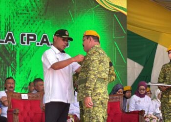SAIFUDDIN Nasution Ismail memakaikan pingat jabatan kepada anggota Rela sempena Sambutan Hari Ulang Tahun Ke-53 Rela 2025 di Dataran Kulim, hari ini.