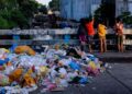 LONGGOKAN sampah yang tidak dikutip terus memenuhi jalan-jalan utama di ibu negara Filipina.- AFP