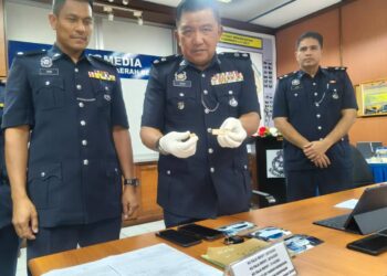 AZAMUDDIN Ahmad (tengah) menunjukkan barangan rampasan  kes samun di Ibu Pejabat Polis Daerah Besut., Terengganu. - UTUSAN/ WAN ZURATIKAH IFFAH WAN ZULKIFLI