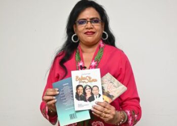 DR. Raja Rajeswari Seetha Raman bersama beberaoa karya sastera Melayu