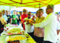 MOHAMAD Sabu mencuba buah cempedak pada majlis perasmian ‘Kempen Lebihkan Makan Buah-Buahan dan Sayur-Sayuran Tempatan’  sempena FAMA Fest 2025 @ Selangor di Klang, semalam. – UTUSAN/MOHAMAD NAUFAL MOHAMAD IDRIS