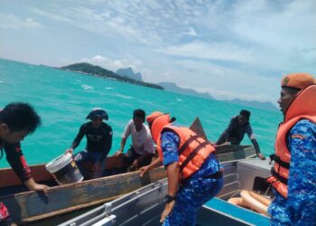ANGGOTA APM Sabah menyelamatkan mangsa yang terkandas akibat bot bocor.