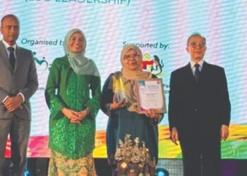 DARI kiri: Pengerusi CSR Malaysia, R. Rajendran; Noraini Ahmad, Wan Salwani Wan Yusoff dan Pengerusi Bersama dan Pengarah Urusan SCR Malaysia, Lee Seng Chee pada majlis Anugerah CSR Malaysia.