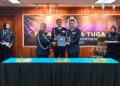 MOHD. Khairi Khairuddin (tengah) menyaksikan pertukaran serah terima tugas daripada Wan Rukman Wan Hassan (tiga dari kiri) kepada Arsad Kamaruddin (dua dari kanan) pada Majlis Serah Terima Tugas Timbalan Ketua Polis Terengganu di Ibu pejabat Polis Kontinjen (IPK) Terengganu, hari ini. -UTUSAN/PUQTRA HAIRRY