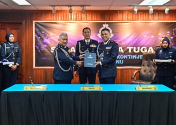 MOHD. Khairi Khairuddin (tengah) menyaksikan pertukaran serah terima tugas daripada Wan Rukman Wan Hassan (tiga dari kiri) kepada Arsad Kamaruddin (dua dari kanan) pada Majlis Serah Terima Tugas Timbalan Ketua Polis Terengganu di Ibu pejabat Polis Kontinjen (IPK) Terengganu, hari ini. -UTUSAN/PUQTRA HAIRRY