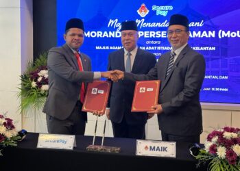 TENGKU Mohamad Rizam Tengku Abdul Aziz (tengah) menyaksikan Pengarah Eksekutif Syarikat SecurePay Sdn. Bhd., Datuk Amir Haris Ahmad (kiri) dan Timbalan Yang Dipertua Maik, Mohd. Anis Hussein semasa majlis MoU di sebuah hotel di Kota Bharu, Kelantan hari ini- UTUSAN/ROSLIZA MOHAMED