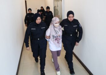 SUHAILA Semaru bersama tertuduh lain dibawa ke Mahkamah Sesyen bagi menghadapi pertuduhan menerima wang jutaan ringgit hasil daripada aktiviti haram, di Shah Alam, Selangor, hari ini. - UTUSAN/AFIQ RAZALI