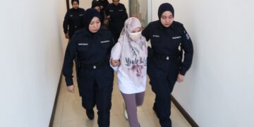 SUHAILA Semaru bersama tertuduh lain dibawa ke Mahkamah Sesyen bagi menghadapi pertuduhan menerima wang jutaan ringgit hasil daripada aktiviti haram, di Shah Alam, Selangor, hari ini. - UTUSAN/AFIQ RAZALI