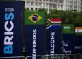 SEPANDUK sidang kemuncak BRICS dipasang di sekitar Muzium Seni Moden, di Rio de Janeiro, Brazil.- AFP
