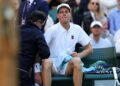 JANNIK Sinner ketika dia menerima rawatan perubatan semasa perlawanan tenis pusingan keempat perseorangan lelaki menentang pemain Bulgaria, Grigor Dimitrov pada Kejohanan Tenis Wimbledon 2025 di The All England Lawn Tennis and Croquet Club di Wimbledon, Isnin lalu. - AFP