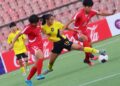 Pemain Malaysia (tengah) diasak dua lawan dari Korea Utara dalam aksi Kumpulan H Kelayakan Piala Asia 2026 di Dushanbe, Tajikisan, kelmarin. Korea Utara menang 6-0. – IHSAN FAM