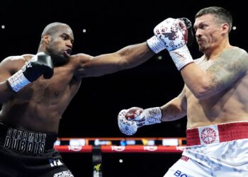 OLEKSANDR Usyk berjaya menjatuhkan Dubois sebanyak dua kali pada pusingan kelima sebelum pengadil membuat keputusan untuk menghentikan pertarungan, sekaligus memastikan tali pinggang dunia versi IBF kekal dalam genggamannya.