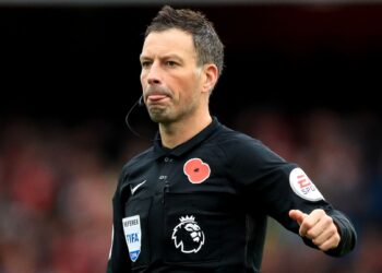 MARK Clattenburg menuduh John Obi Mikel cuba menumbuknya selepas perlawanan pada 2012-AFP