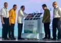 ANWAR Ibrahim (tiga dari kiri) meletakkan papan solar sebagai gimik perasmian pembangunan Solar Terapung Hidro Hibrid dan Hab Hidrogen Hijau di Stesen Janakuasa Sultan Mahmud, Tasik Kenyir, Kuala Berang, Hulu Terengganu.