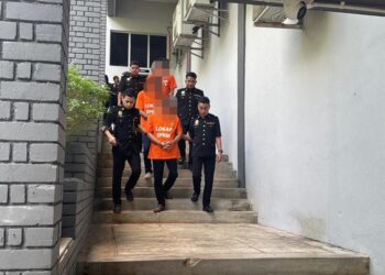 SUSPEK dibawa keluar dari Mahkamah selepas diperintahkan tahanan reman di Mahkamah Majistret Temerloh di Temerloh, Pahang.