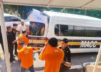 SEBAHAGIAN daripada enam anggota polis dibawa ke Mahkamah Majistret Temerloh, Pahang bagi mendapatkan perintah tahanan reman.