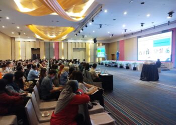 PENGILANG dan peniaga yang menghadiri sesi penerangan mengenai SST oleh pegawai Jabatan Kastam Diraja Malaysia anjuran PKNPk di Ipoh, Perak. - UTUSAN/FADZIL ZAINOL