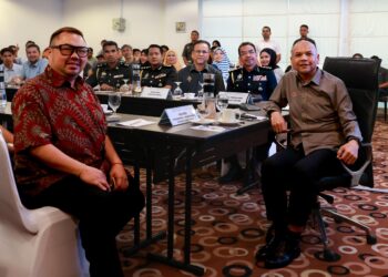 ARMIZAN Mohd. Ali (kanan) selepas merasmikan Sesi Libat Urus bersama Persatuan Peniaga Makanan Kelantan di Kota Bharu, Kelantan hari ini. - UTUSAN/KAMARUL BISMI KAMARUZAMAN