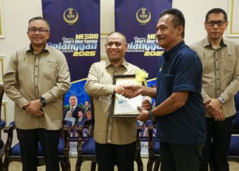 AHMAD Suaidi Abdul Rahim (kiri) menyaksikan Saarani Mohamad menyampaikan sijil penghargaan Insentif Persaraan Tahun 2024 pada Program Mesra Hari Bertemu di Ipoh hari ini. - UTUSAN/MUHAMAD NAZREEN SYAH MUSTHAFA