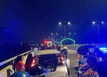KEADAAN lokasi kejadian di Jambatan Sultan Yahya Petra, Kota Bharu, Kelantan. - IHSAN BOMBA