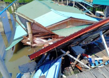 KEADAAN rumah atas air yang runtuh di Kampung Seberang Masjid Lama, Awat-Awat, Lawas pagi tadi.