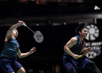 Goh Sze Fei-Nur Izzuddin Rumsani tewas kepada pasangan Korea Selatan, Kang Min Hyuk-Kim Dong Ju 21-15, 15-21, 17-21 pada aksi pusingan pertama Terbuka China di Gimnasium Pusat Sukan Olimpik Beijing, hari ini. - AFP