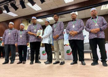 AFNAN  Hamimi Taib  (tiga dari kiri) menyampaikan cenderahati kepada Pemuda Pas Daerah sempena Muktamar Dewan Pemuda Pas Negeri Kelantan Kali Ke-66 di Bilik Mesyuarat, di Bangunan Syabab Point, Kota Bharu hari ini. - UTUSAN/ ROSLIZA MOHAMED