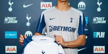 KOTA Takai merupakan pemain muda terbaik Jepun 2024. - IHSAN TOTTENHAM HOTSPURS