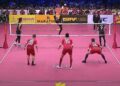 TEKONG skuad sepak takraw negara, Mohd Haziq Hairul Nizam (tengah) ketika mengambil servis menentang regu Thailand dalam final Piala Raja Thai 2025 di Songkhla, hari ini.