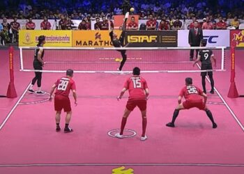 TEKONG skuad sepak takraw negara, Mohd Haziq Hairul Nizam (tengah) ketika mengambil servis menentang regu Thailand dalam final Piala Raja Thai 2025 di Songkhla, hari ini.