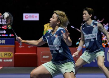 CHEN Tang Jie-Toh Ee Wei tewas kepada gandingan tuan rumah, Guo Xin Wa-Chen Fang Hui 19-21, 15-21 pada aksi suku akhir Terbuka China di Gimnasium Pusat Sukan Olimpik, Changzhou, hari ini. - AFP