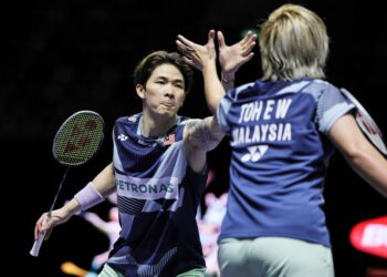 CHEN Tang Jie-Toh Ee Wei menewaskan pasangan tuan rumah, Gao Jia Xuan-Wu Meng Ying 22-20, 21-17 pada aksi pusingan kedua Terbuka China di Gimnasium Pusat Sukan Olimpik, Changzhou, hari ini. - AFP