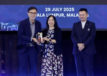 TEO Nie Ching (tengah) menerima cenderahati daripada Ketua Pengurus Tencent Cloud International, Kenneth Siow (kiri) pada Persidangan Pertukaran Kerjasama Teknologi dan Perdagangan Malaysia-China di Hotel Sheraton, di sini hari ini. - UTUSAN/SHIDDIEQIIN ZON
