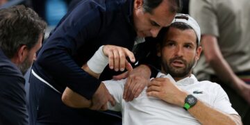 Pemain tenis Bulgaria, Grigor Dimitrov menerima rawatan daripada pasukan perubatan selepas mengalami keederaan semasa menentang lawan dari Itai, Jannik Sinner dalam pusingan keempat Kejohanan Wimbledon di Kelab All England Lawn Tennis and Croquet, London, semalam. - AFP