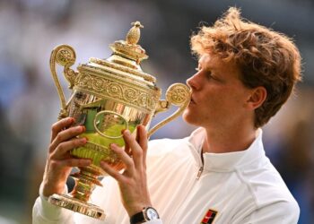 JANNIK Sinner mengucup trofi Wimbledon selepas menewaskan pemain Sepanyol, Carlos Alcaraz 4-6, 6-4, 6-4, 6-4 di Kelab All England Lawn Tennis and Croquet, London, semalam. - AFP