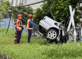 KEADAAN kereta mangsa selepas merempuh tiang elektrik di Kilometer 2 Jalan Cherang Ruku-Telaga Papan dekat Pasir Puteh, Kelantan. - UTUSAN/TOREK SULONG