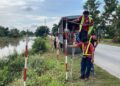 TIANG amaran sementara dipasang di lokasi tragedi meragut enam nyawa sekeluarga di Sungai Korok, semalam.