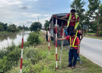 TIANG amaran sementara dipasang di lokasi tragedi meragut enam nyawa sekeluarga di Sungai Korok, semalam.