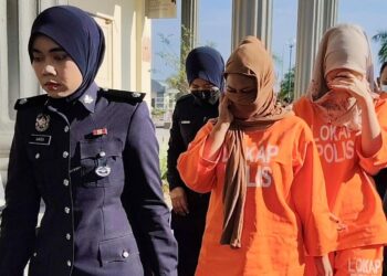 TERTUDUH tiba untuk prosiding perbicaraan di Mahkamah Majistret Pasir Mas, Kelantan hari ini.