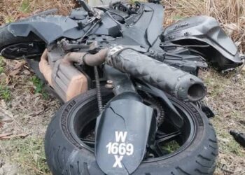 KEADAAN motosikal Wan Hasbullah Wan Abdul Halim yang terlibat dalam kemalangan maut di Kampung Guntung, Setiu, Terengganu.