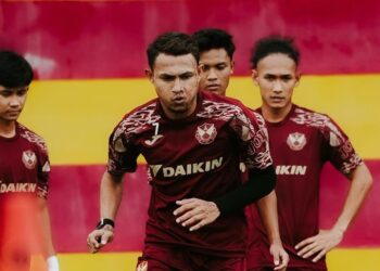 Pemain Selangor FC menjalani rutin latihan sebagai persiapan menentang Johor Darul Ta'zim (JDT) dalam perlawanan Sumbangsih pada Ogos ini. - IHSAN SELANGOR FC