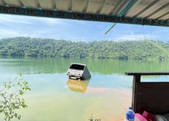 KEADAAN trak Handalan milik Batalion Ke-9 RAMD yang terjunam dalam tasik di Kem Sri Banding, Gerik semalam. - UTUSAN