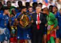 REECE James (kiri) memegang trofi Piala Dunia Kelab FIFA selepas kemenangan pasukan mereka bersama Presiden AS Donald Trump (tengah) selepas perlawanan akhir menentang Paris Saint-Germain di Stadium MetLife, hari ini. - AFP