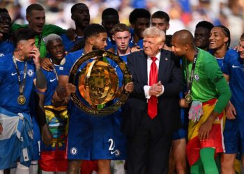 REECE James (kiri) memegang trofi Piala Dunia Kelab FIFA selepas kemenangan pasukan mereka bersama Presiden AS Donald Trump (tengah) selepas perlawanan akhir menentang Paris Saint-Germain di Stadium MetLife, hari ini. - AFP