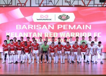 BARISAN pemain Kelantan Red Warrior FC mempamerkan jersi baharu bagi menghadapi liga A1 semipro pada Majlis Pelancaran Jersi dan Memperkenalkan Pemain Kelantan Red Warrior FC 2025-2026 di Kota Bharu. - UTUSAN/KAMARUL BISMI KAMARUZAMAN
