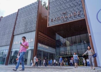 AMRO mengunjurkan KDNK Malaysia tumbuh pada 3.8 peratus pada 2026, lebih rendah berbanding 4.2 peratus yang diunjurkan untuk tahun ini.