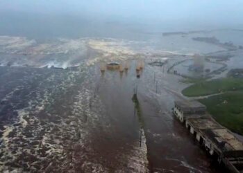 RAKAMAN dron yang dikeluarkan pasukan Perkhidmatan Geofizik Akademi Sains Russia semalam menyaksikan tsunami di utara Kepulauan 
Kuril, Russia akibat gempa bumi 8.8 magnitud semalam. Gempa bumi kuat itu juga mencetuskan ombak setinggi empat meter di seluruh Pasifik dan memaksa pemindahan ribuan penduduk di Russia, Jepun, Hawaii serta negara pesisir lain. – AFP