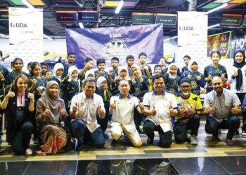 MOHD. Annuar Zaini (barisan depan, tengah) menunjukkan isyarat bagus ketika bergambar bersama murid selepas menjalani latihan pada Program UDA Cares: ‘Bangunkan Komuniti, Lahirkan Juara’ di Angsana Ipoh Mall, Ipoh, Perak, semalam. – UTUSAN/MUHAMAD NAZREEN SYAH MUSTHAFA