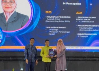 TIMBALAN Naib Canselor UMT Prof Dr Izani Zain menyampai anugerah kepada seorang penerima di Kuala Nerus baru-baru ini.