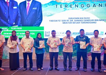 MOHD. Uzir Mahidin (empat dari kanan) dan Azman Ibrahim (lima dari kiri) menunjukkan Buku Laporan Interim Negeri Banci Pertanian 2024 pada Majlis Peluncuran Laporan Interim Banci Pertanian di Taman Tamadun Islam, Kuala Terengganu, Terengganu hari ini. - UTUSAN/PUQTRA HAIRRY